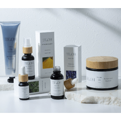 手の音 手の温 手の恩 豊かな大地の恩恵を手に掬い上げ 自力を上げる 自然美容 森羅万象と自身を繋ぐ “手”蒼青と深い森林  恒久に湧き出る 水美しく力強い大自然 地の力で 自の力を上げ循環を共創する